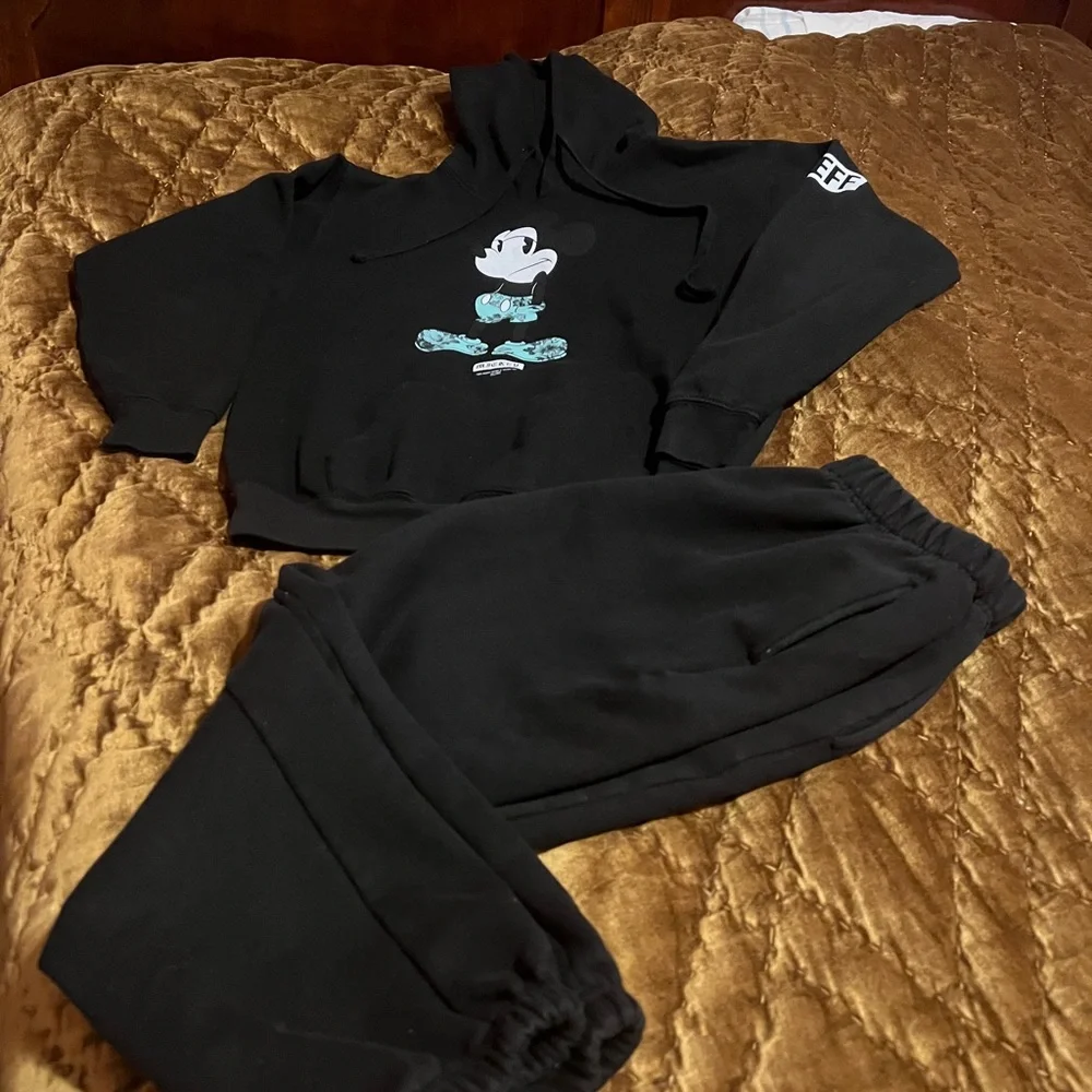 Hoodie and sweatpants - Picture 2 of 9